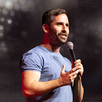 נועם אונגר במופע סטנדאפ