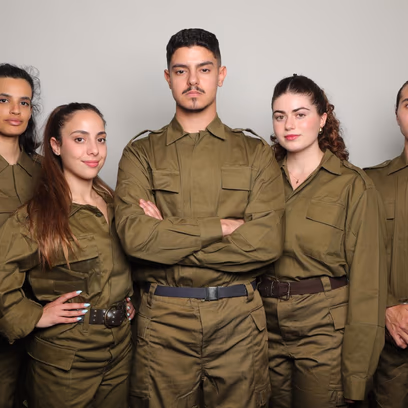 המחזה: אהבה מעבר לשחקים