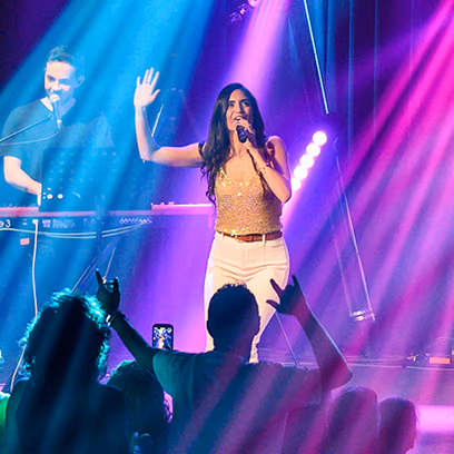 עדי אברהמי במופע להקה – ״זה מתחיל בצעד״