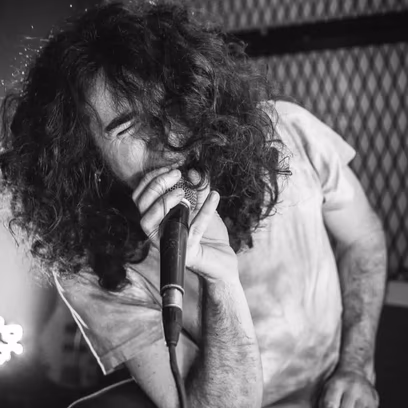 אלמוג עינב בהופעה