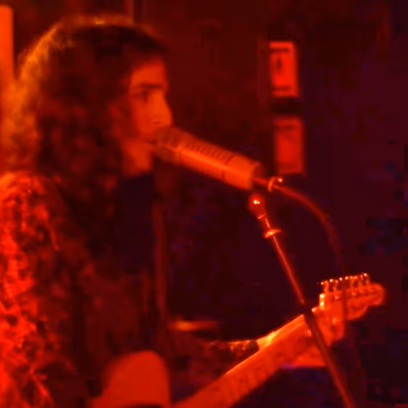 אלמוג עינב בהופעה