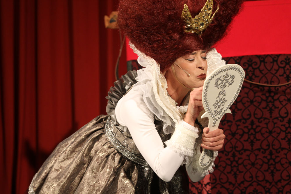 ארבעה משלים ומלכה