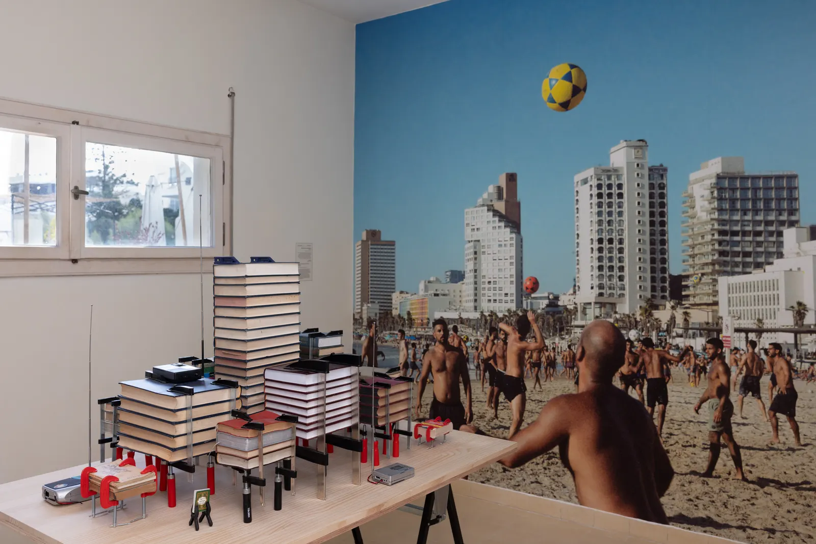 סיור גלריה עם אוצרות התערוכה ״חי, צומח, עיר״ | בתים מבפנים