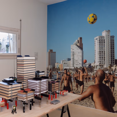 סיור גלריה עם אוצרות התערוכה ״חי, צומח, עיר״ | בתים מבפנים