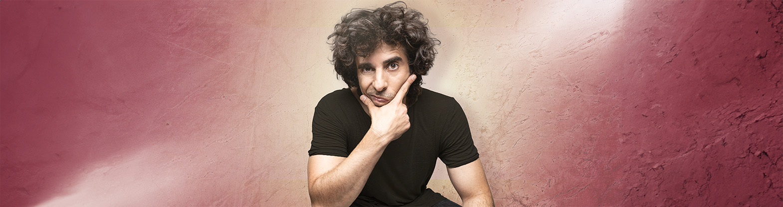 אורי חזקיה במופע סטנדאפ