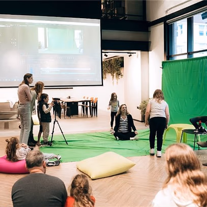 הדינוזאורים מגיעים לנמל! – סדנת מסך ירוק