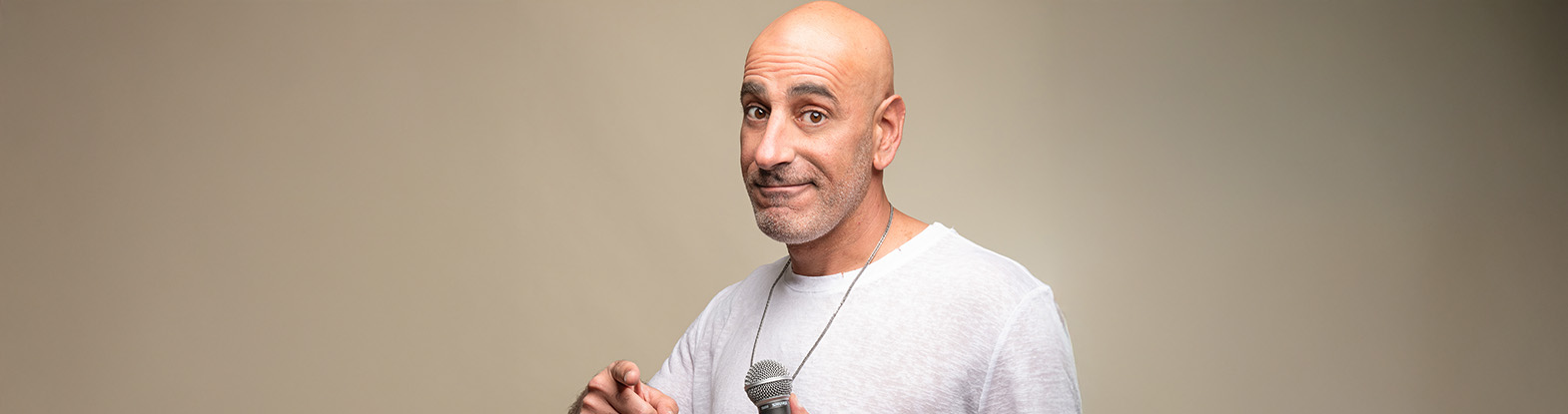 קובי מימון במופע סטנדאפ