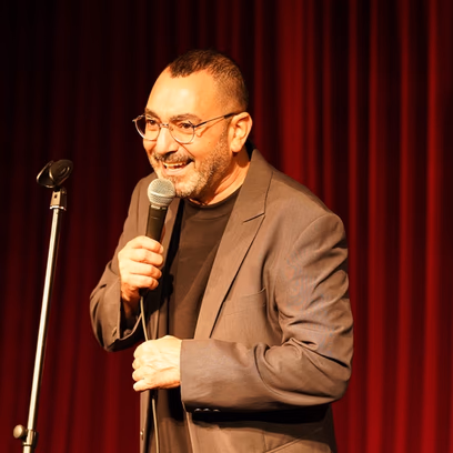 אורן זוזל במופע סטנד אפ